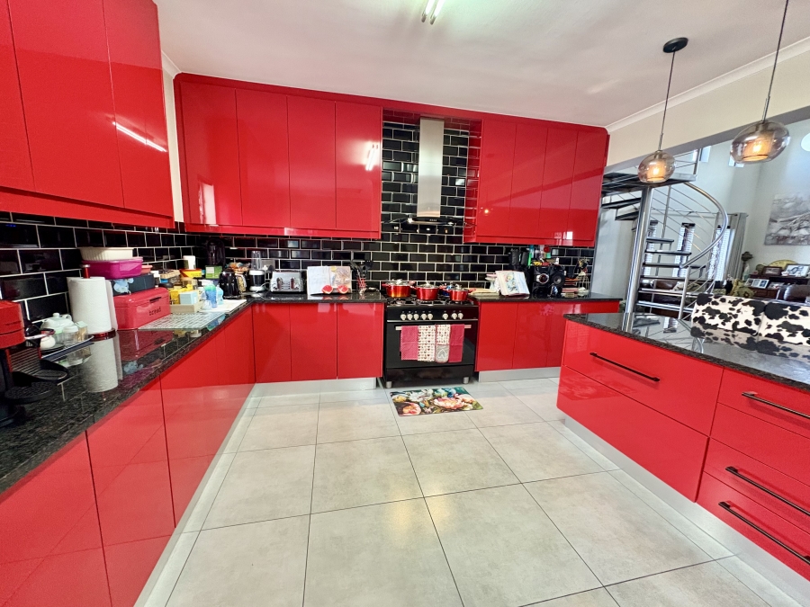 5 Bedroom Property for Sale in Parklands North Western Cape
